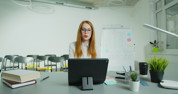 Istruzione online, e-learning. l'insegnante femminile sta tenendo una lezione online, da remoto, utilizzando tabletpc.