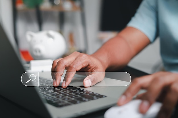 Foto concetto di ricerca online giovane uomo che studia il sito web utilizzando un computer portatile che lavora a casa