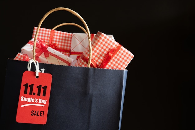 Foto lo shopping online della cina, 11.11 vendita al giorno. shopping bag e scatole regalo con messaggio