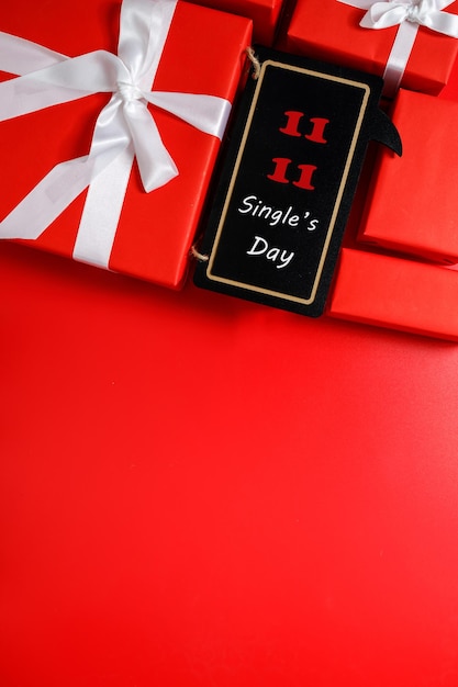 Shopping online della cina, concetto di vendita del giorno dei single dell'11.11. le scatole regalo rosse su sfondo rosso con copia spazio per il testo 11.11 vendita del giorno del singolo.