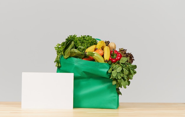 Foto concetto di shopping online. scatola della spesa con frutta e verdura fresca. cibo a domicilio durante la quarantena coronavirus