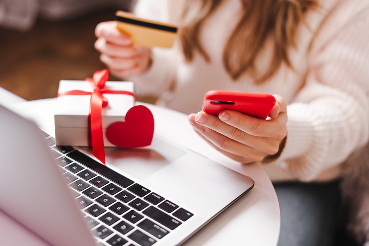 Photo online shopping at holidays with credit card and laptop.