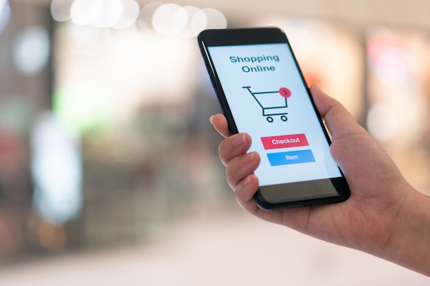 Shopping online con servizio di consegna di smartphone e shopping bags