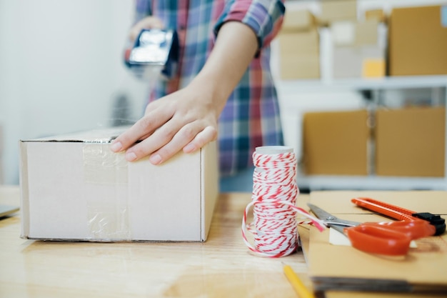 オンライン中小企業の所有者。自宅で働く若いスタートアップ起業家オンライン中小企業の所有者、パッケージングと配達の状況。