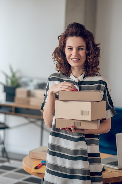 Impiegato del negozio online che posa per la fotocamera al lavoro