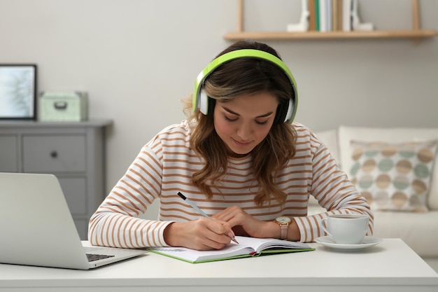 Photo online test woman studying with laptop at home