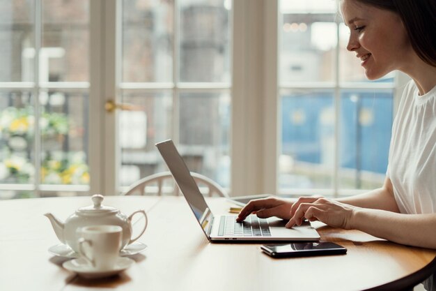 Online thuiskantoor voor studenten op afstand De ontwerper werkt op een laptop in de werkruimte