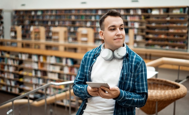 Online training van de website van de universiteit Een student op de universiteit leest een e-boek In de handen