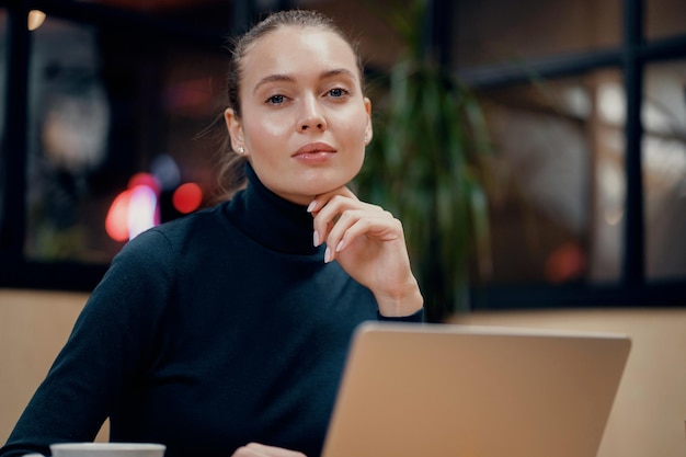 Online training via videogesprek Portret van een zelfverzekerde jonge vrouw van