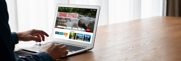 写真 現代的な検索と旅行計画のためのオンライン旅行代理店のウェブサイト