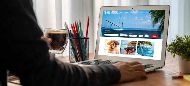 現代的な検索と旅行計画のためのオンライン旅行代理店のウェブサイト