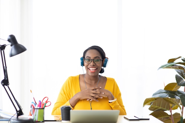 Online vergaderen en klantenservice. Virtuele vergadering, videogesprek. Afro-Amerikaanse zakenvrouw gesprek met multiraciale collega's door middel van video-oproep camera kijken.