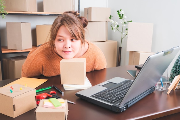 Online verkopenZakenvrouwen die thuis werken en verpakken op de achtergrond MKB online winkelen