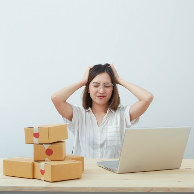 Online verzending vrouw aan het werk