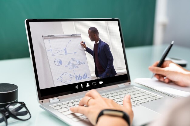 Foto webinar di videoconferenza di formazione virtuale online