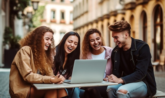 Online vriendschap praten buiten levensstijl technologie computer laptop kerel groep notebook bank mensen positief