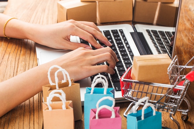 Online winkelen thuis concept. Online winkelen is een vorm van elektronische handel waarmee consumenten direct kunnen kopen