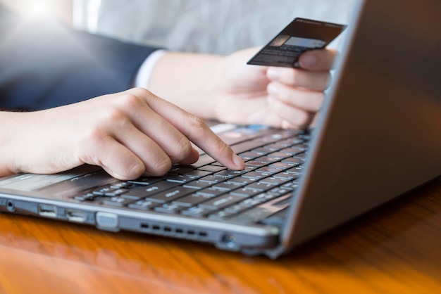 Online winkelen toont een vrouw met een creditcard en een laptop