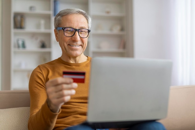 Online winkelen voor senioren met laptop en kaart