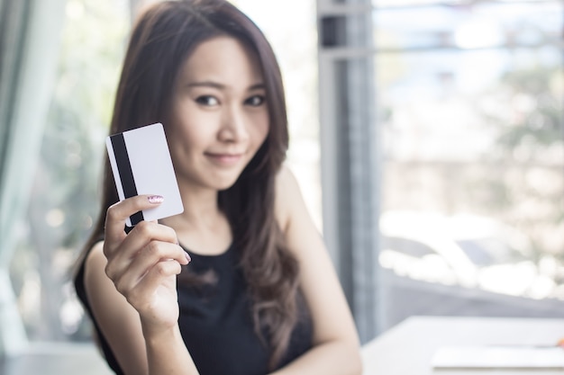 online winkelende vrouwen die creditcard houden