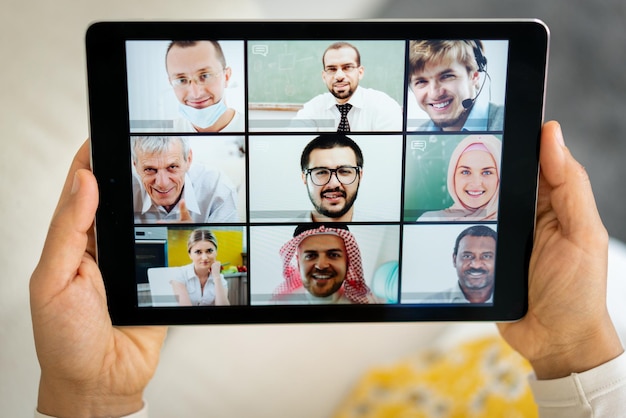 Online zakelijke conferentiescherm in handen nieuw normaal