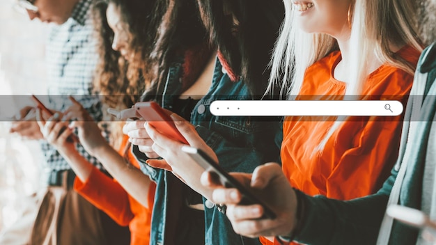 Foto online zoeken mobiele app digitale informatie digitale marketing onherkenbare duizendjarige mensen surfen op internet met behulp van telefoon-app www browser werkbalkpictogram
