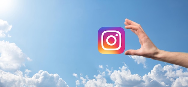 写真 ウクライナ、オノク-2021年7月14日：ビジネスマンは、instagramアイコンを手に持ってクリックします。ソーシャルネットワーク。グローバルネットワークとデータ顧客接続。国際ネットワーク。