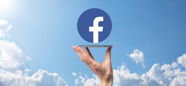 OnokOekraïne juli 142021Zakenman houdt klikken Facebook-pictogram in zijn handenSociaal netwerkglobaal netwerk en gegevensklantverbindinginternationaal netwerk