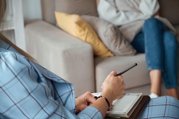 Onpersoonlijk consult van een vrouw met een psycholoog voor geestelijke gezondheid