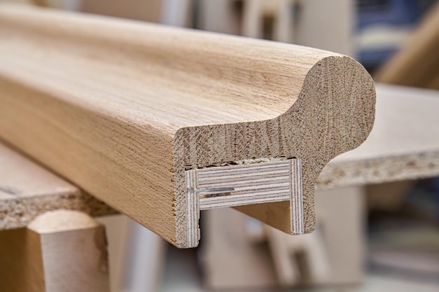 Onregelmatige vorm houten trap leuning gemaakt van eiken planken en multiplex op tafel close-up