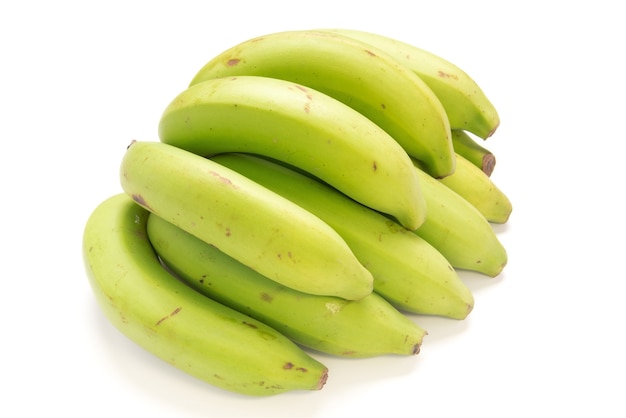 Onrijpe bananen geïsoleerd op witte achtergrond