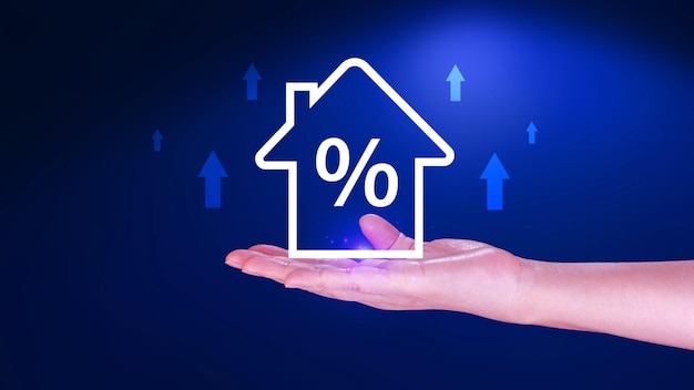 Onroerend goed beleggingsconcept Asset management Renten inflatie lening hypotheek verhoging belasting Handholding huis icoon met procent en stijgende pijl