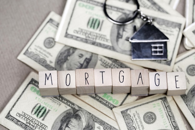 Onroerend goed hypothecaire lening tekst met huissleutels op geld propertyfinancialbusiness concept