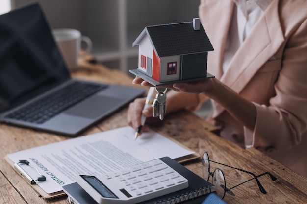 Onroerend goedmakelaar die de klant presenteert en raadpleegt bij het nemen van beslissingen, het verzekeringsformulier ondertekent, het koop- en verkoopcontract voor het huis, het hypotheekleningsaanbod en de huisverzekering.