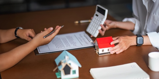 Onroerend goedmakelaar om zijn discussie en raadplegen over huizencontracten klant na het ondertekenen van het contract concept voor onroerend goed verhuizen naar huis of het huren van onroerend goed