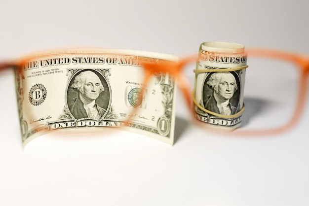 Foto ons dollars worden bekeken door een bril