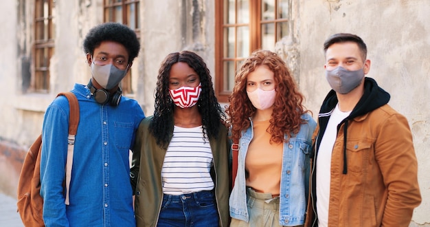 Foto ons eenheidsgezelschap van beste vrienden met beschermende maskers die samen tijd doorbrengen in de stad tijdens...