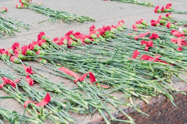 На памятнике в честь дня победы в Великой Отечественной войне