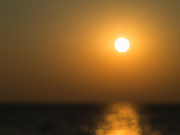 Onscherp gouden oceaan zonsondergang