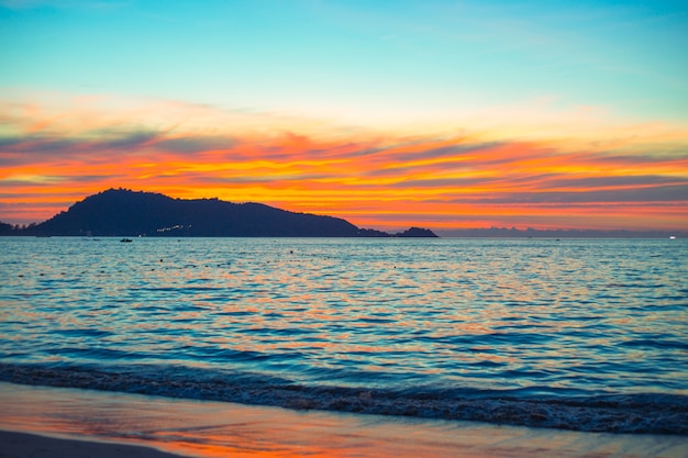 Onscherpe achtergrond heldere zonsondergang aan de zee in azië, 's avonds in phuket, patong beach