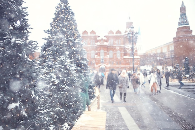 onscherpe achtergrond, kerstboom buiten, versierde sneeuwachtergrond, nieuwjaar