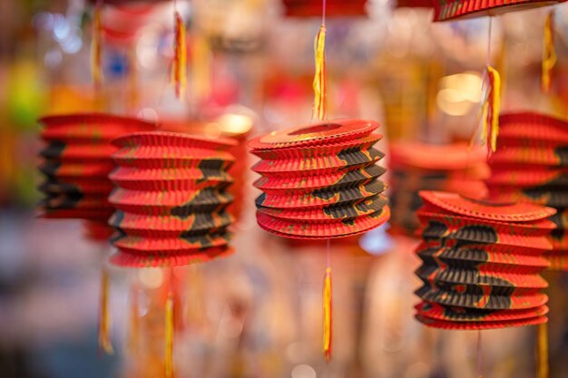 Onscherpe achtergrond mooie lantaarn Versierde kleurrijke lantaarns hangen aan een standaard in de straten van Ho Chi Minh City, Vietnam tijdens Mid Autumn Festival Chinese taal in foto's betekent geluk