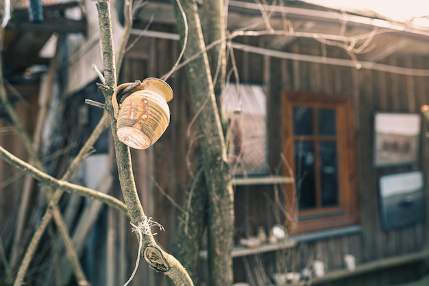 Onscherpe achtergrond van een oud houten verlaten huis