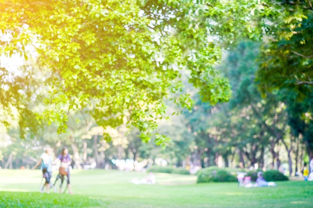 Onscherpe achtergrond van mensenactiviteiten in park met bokehlicht, de lente en de zomer