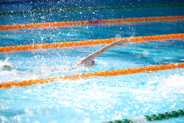 Onscherpe achtergrond van plonsdalingswater bij de zwemmende race.