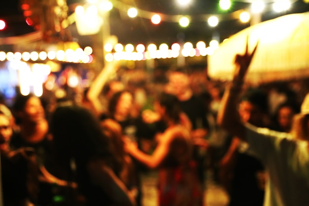 Onscherpe achtergrond van veel mensen hadden plezier op een strandfeest