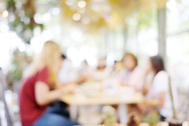 Onscherpe achtergrond: vervagen groep mensen in restaurant met bokeh lichte achtergrond