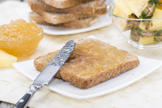 Foto ontbijt ananas jam sandwich