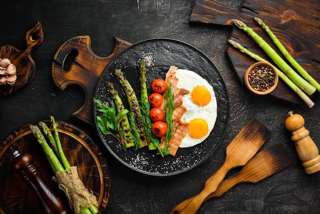 Ontbijt Asperges eieren spek en kerstomaatjes Gezonde voeding Bovenaanzicht Vrije ruimte voor uw tekst