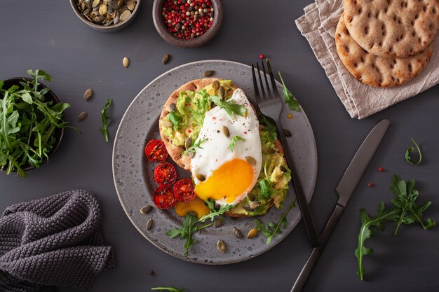 Ontbijt avocado sandwich met gebakken ei en tomaat